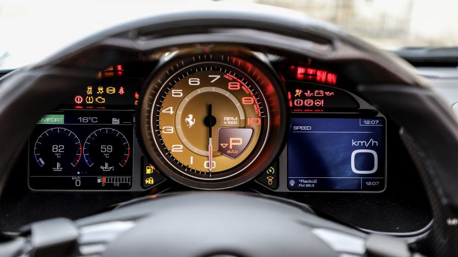 Панель приборов Ferrari Portofino 2017 года  (фото 79 из 115)